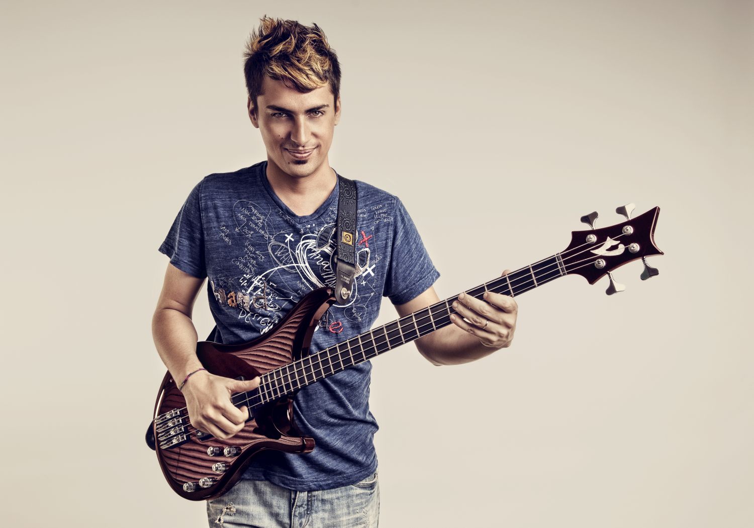 Charlie Moreno - Bajos y Bajistas