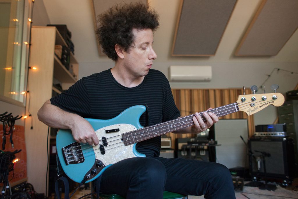 Fender presenta el Justin MeldalJohnsen Signature Road Worn Mustang Bass