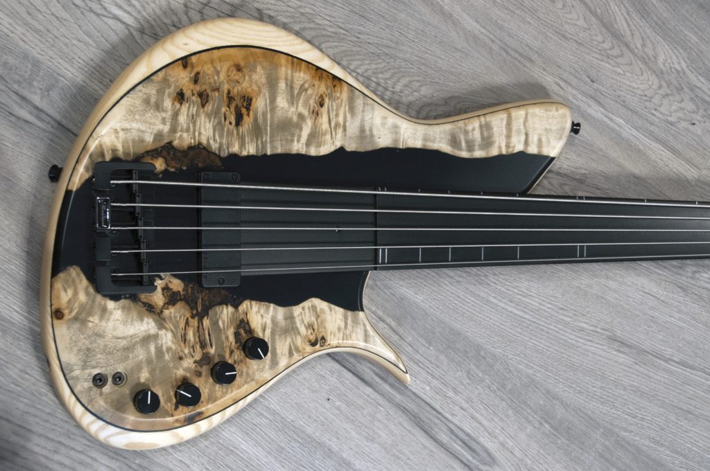 Meridian Horizon 5 Poplar Burl Fretless Bass cuerpo